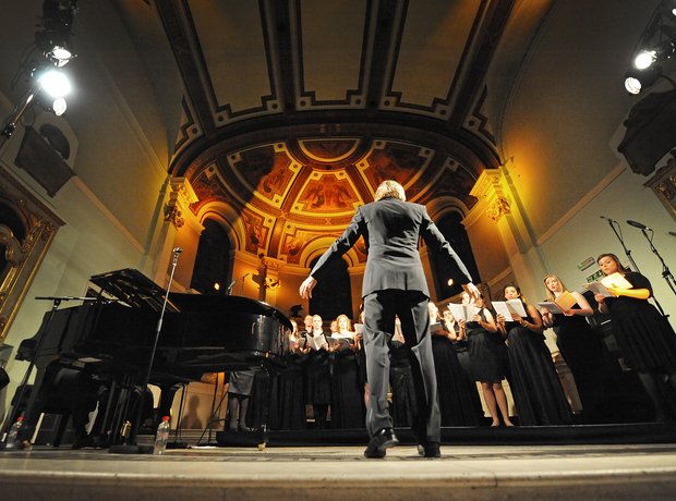 Eric Whitacre singers perfom light and gold
